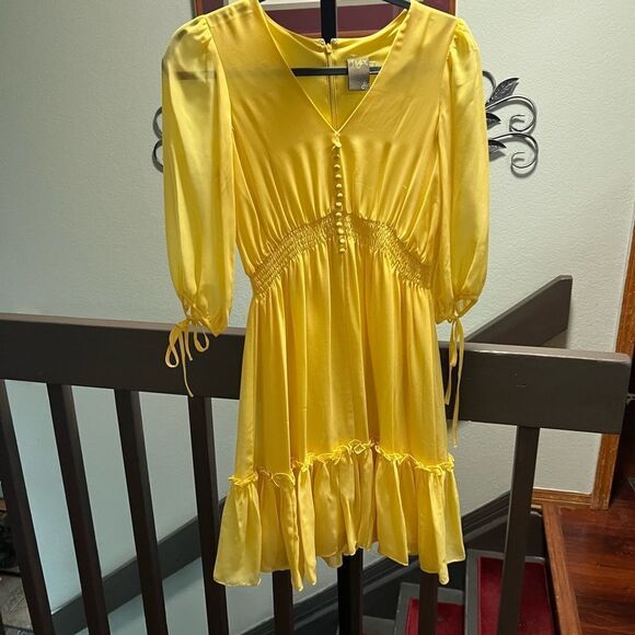 NWIT Taylor V-Neck Yellow Short Dress Size 2 #119 - Picture 7 of 7